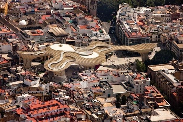 Εικόνα 3-2 Πανοραμική άποψη του Metropol Parasol Το «Metropol Parasol» eίναι η μεγαλύτερη ξύλινη κατασκευή στον κόσμο. Το αρχιτεκτονικό έργο τέχνης δημιουργήθηκε από τον αρχιτέκτονα του Βερολίνου J.