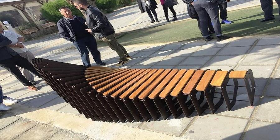 Όνομα: Παγκάκι μεταβολή ΣΧΕΔΙΑΣΤΗΣ: Φάνος Κατσαρής και Ανδρέας Κυριάκου ΈΤΟΣ ΚΑΤΑΣΚΕΥΗΣ: 2017 ΥΛΙΚΑ: Ξύλο και μέταλλο ΤΟΠΟΘΕΣΙΑ: Λάρνακα, Κύπρος Παγκάκι με αρθρωτή διάταξη, που αναδίδει την αίσθηση