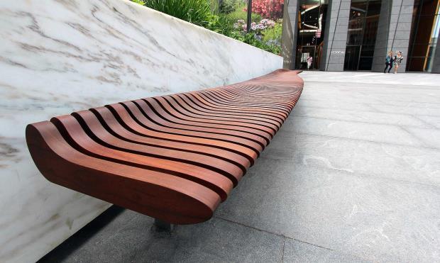 Όνομα: Long Bench ΣΧΕΔΙΑΣΤΗΣ: Nelson Byrd ΈΤΟΣ ΚΑΤΑΣΚΕΥΗΣ: 2017 ΥΛΙΚΑ: Ξύλο Ipe ΤΟΠΟΘΕΣΙΑ: Hudson Yard Το έργο σχεδιάστηκε παραμετρικά για τον προσδιορισμό του πάχους του καθίσματος, της απόστασης