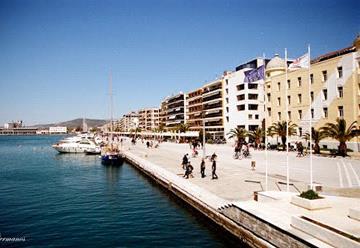 Συνυπάρχουν οι μηχανότρατες και τα επαγγελματικά καΐκια με τους ψαράδες ακτής με τα καλάμια και τις πετονιές.