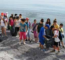 σχεδιάζουν και ζωγραφίζουν μία παραλία που είναι καθαρή και οι λουόμενοι σέβονται το περιβάλλον.