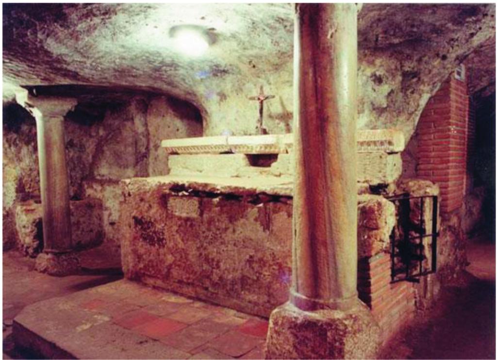Ιερό στις κατακόμβες της Ρώμης Οι κατακόμβες ήταν υπόγειες βαθιές στοές στις οποίες θάβονταν οι νεκροί την εποχή εκείνη για εξοικονόμηση χώρου.