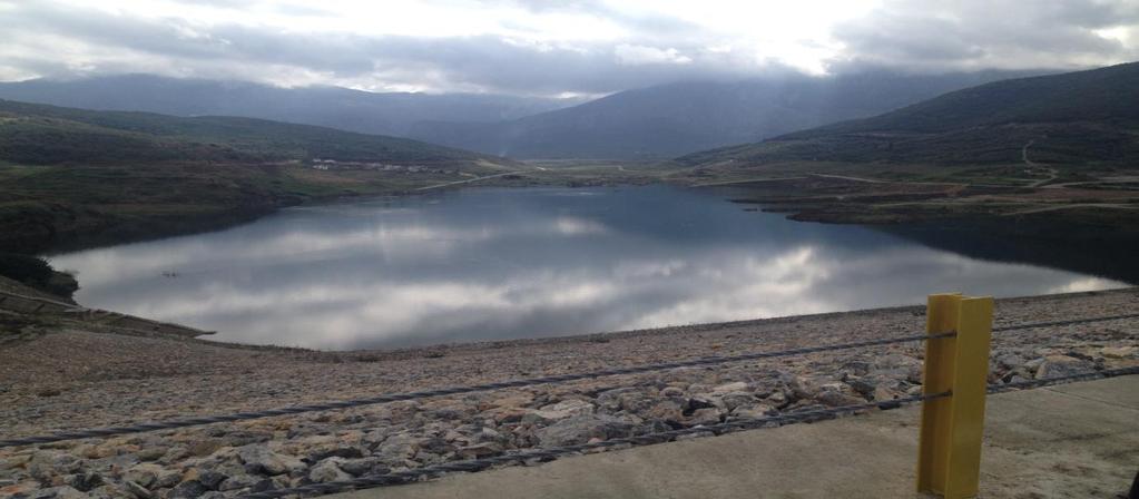 Εικόνα 1: Η τεχνητή λίμνη του Φράγματος Αποσελέμη Το Φράγμα Αποσελέμη κατασκευάστηκε από την Γενική Γραμματεία Δημόσιων Έργων με Διευθύνουσα Υπηρεσία την Ε.Υ.Δ.Ε. Ύδρευση Ηρακλείου - Αγίου Νικολάου και ολοκληρώθηκε το 2012.