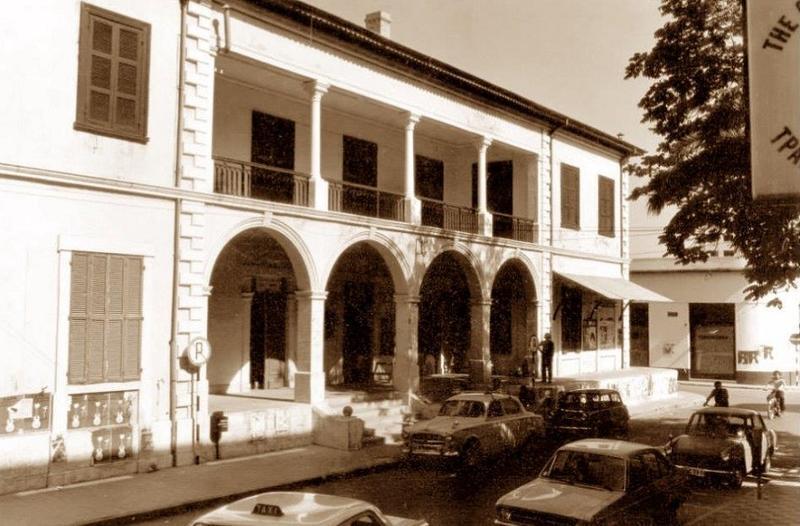 Κυπριανού Από την κεντρική του είσοδο περνά η οδός Αρχιεπισκόπου Κυπριανού, στα νότια η οδός Θέμιδος, στα βόρεια η οδός Γιάγκου Ποταμίτη και ανατολικά βρίσκεται η πλατεία Πανεπιστημίου (πρώην πλατεία