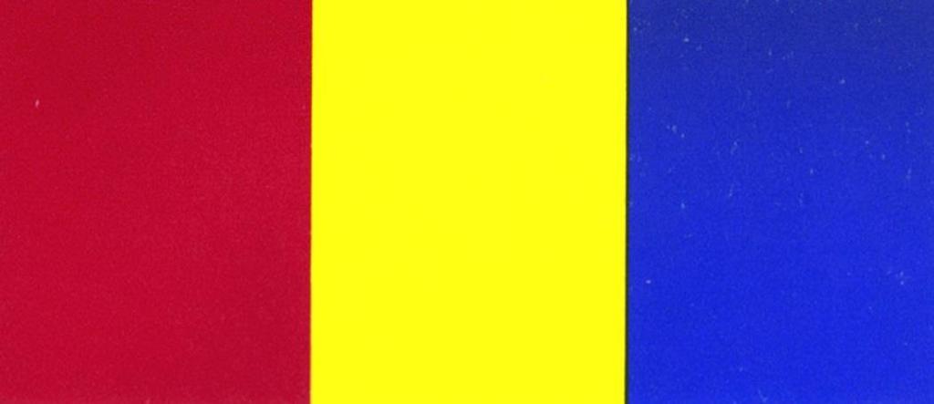 Ο συνδυασμός κόκκινο κίτρινο μπλε είναι το πιο χαρακτηριστικό παράδειγμα της αντίθεσης απόχρωσης. Απαιτούνται τουλάχιστον τρεις διαφορετικές, καθαρές αποχρώσεις.