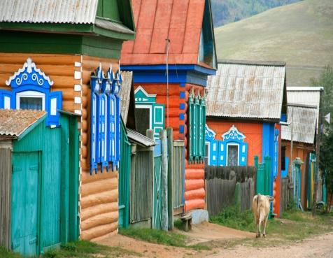 Συνεχίστε στο κοντινό χωριό που ιδρύθηκε τον 19ο αιώνα και διατηρεί ακόμα τις παραδόσεις και τα έθιμα των Buryats.