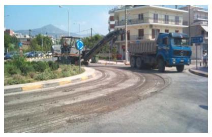 συγκολλητική επάλειψη με κατιονικό γαλάκτωμα σε ποσότητες περίπου 0,25-0,35 lt/m2.