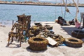 μεταλλικές φιάλες, 72 ελαστικά και άλλα εξαρτήματα αυτοκινήτων, 58 μπαταρίες, 45 κομμάτια βάρκας, 11 άγκυρες, 6 ξαπλώστρες, 5 ομπρέλες θαλάσσης, ηλεκτρικό προβολέα, θερμοσίφωνα, κάδο σκουπιδιών,