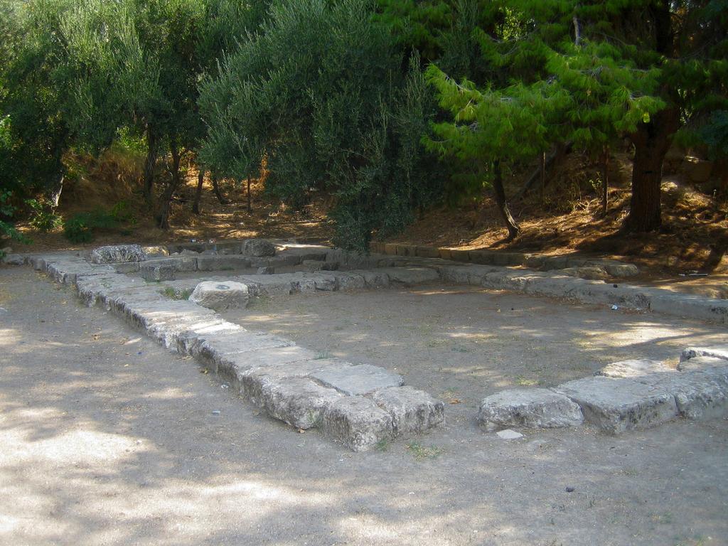 Im Πάρκο Αρχαιολόγικο Ακαδηµίας Πλάτωνος 3 km nordwestlich der Akropolis Metro 2 Richtung Agios