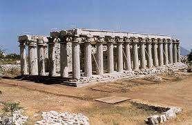 Οι ναοί της Αρχαϊκής εποχής, αποτελούμενοι και από τους κίονες, προκαλούν θαυμασμό μέχρι τις ημέρες μας.