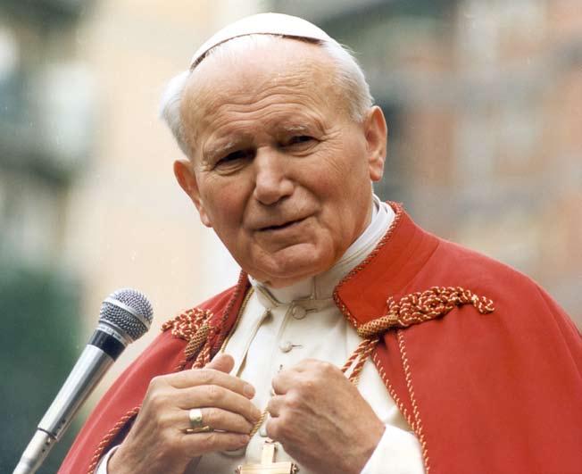 Tijekom poroda majka je začula pjesme mise Blaženoj Djevici, i zamolila da širom otvore prozor, i tako se u tom trenutku rodio Karol Wojtyla.