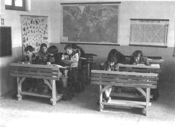 Η ΖΩΗ ΣΤΑ ΣΧΟΛΕΙΑ / 77 Εικόνα 2.1: Σχολική αίθουσα στο ελληνικό χωριό Άμπελος, 1983 η οπτική του δασκάλου μιλά και ο μαθητής ακούει.