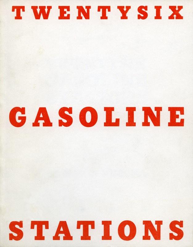 Πρωτοπόρο αυτής της έκφρασης, θεωρήθηκε το πολυσυζητημένο και γνωστό βιβλίο με τίτλο Twentysix Gasoline Stations, από τον Ed Ruscha, ως το πρώτο σύγχρονο φωτο-εννοιολογικό βιβλίο του καλλιτέχνη.