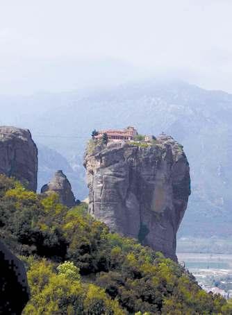 θη σαυ ρούς, α νε κτί μη τα εκ κλη σια στι κά κει μή λια, πλή θος σπά νιων χει ρο γρά φων, ει κό νες, κώ δι κες και γί νε ται ιδιο κτή της τε ρά στιων ε δα φι κών ε κτά σε ων α νά την Ελ λά δα.