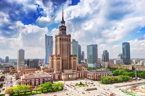 οικοδομημάτων της, που γίνεται σε κάθε κτίριο με επιστημονική ακρίβεια και μεγάλες δαπάνες, τις οποίες έχει αναλάβει το Πολωνικό κράτος μαζί με την UNESCO.