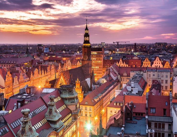 Η Παλιά πόλη της Βαρσοβίας μπορεί να μοιάζει 200 ετών αλλά είναι μόλις 70 ετών ο λόγος είναι η ολοκληρωτική καταστροφή της κατά τον ΒΠΠ όταν ο Χίμλερ διέταξε την ισοπέδωση της πόλης και την εκτέλεση