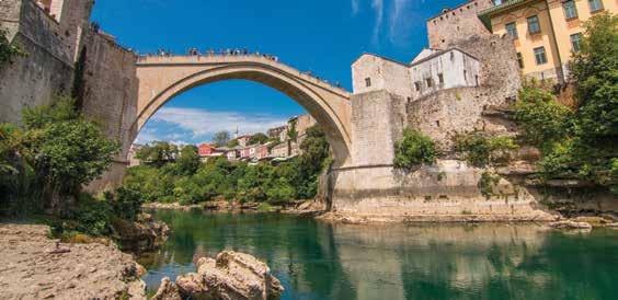 υπέροχες ακτές και την κοσμοπολίτικη ζωή, μια πόλη με έντονο Ελληνικό, Ρωμαϊκό και Βενετσιάνικο στοιχείο.