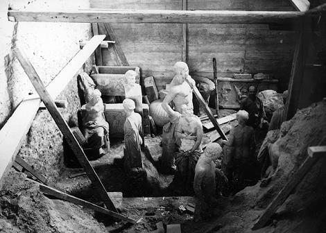 Όψη της αίθουσας 13 κατά την κατάχωση των αρχαιοτήτων στο Εθνικό Αρχαιολογικό