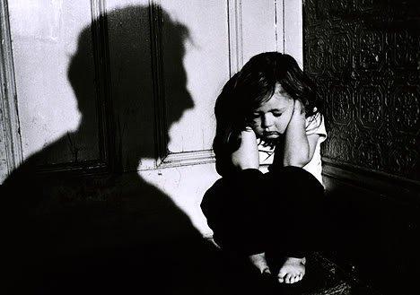 Ενδοοικογενειακή Βία Η ενδοοικογενειακή βία είναι μία από τις μορφές της επιθετικότητας, της σκόπιμης δηλαδή πρόκλησης βλάβης κάποιας μορφής σε άλλους.