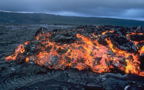 Η λάβα pahoehoe καθώς εκχύνεται ρέει υπό τη μορφή μικρών λοβών ή δακτύλων.