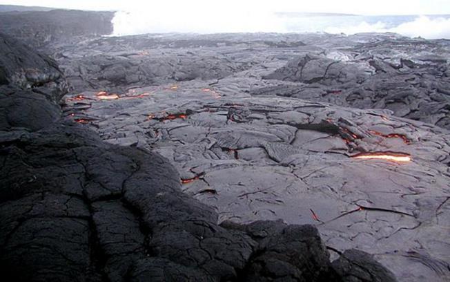 (Εικόνα 3.1.1.5), τα δάκτυλα pahoehoe που σχηματίζονται όταν η λάβα ρέει με μικρή ταχύτητα πάνω σε επίπεδο έδαφος ή τμήμα επιφανείας με μικρή κλίση (Εικόνα 3.