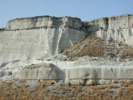 3.2 ΠΥΡΟΚΛΑΣΤΙΚΑ ΥΛΙΚΑ Η εκρηκτική δράση των ηφαιστείων πλούσιων σε αέριες φάσεις έχει ως αποτέλεσμα τον κατακερματισμό του μάγματος και των πετρωμάτων.