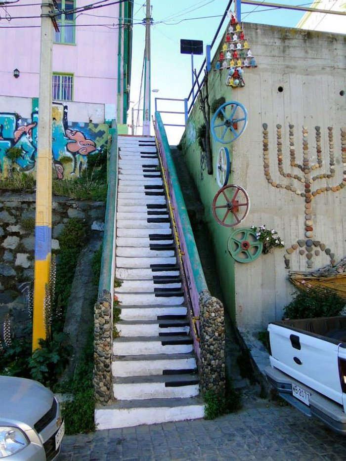 Σε αυτήν την φωτογραφία κάποιος καλλιτέχνης σκέφτηκε να ζωγραφήσει σε κάθε σκαλί ένα πλήκτρο απο πιάνο κι έτσι η σκάλα να μοιάζει μ ένα