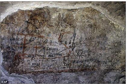 Πομπηία: Σύμφωνα με πρόσφατη έρευνα επιστημόνων, στοιχεία της οποίας δημοσιοποιεί η Daily Mail, οι κάτοικοι της Πομπηίας σκάλιζαν ή έγραφαν με κάρβουνο τα μηνύματά τους στους τοίχους, αντέγραφαν