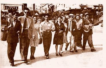 1944, απελευθέρωση: Η παρέα του Τσιτσάνη (με τα γυαλιά) στη