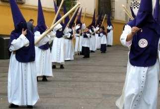 Os cristais da parte inferior teñen cm de aresta superior, cm de aresta inferior e cm de aresta lateral.