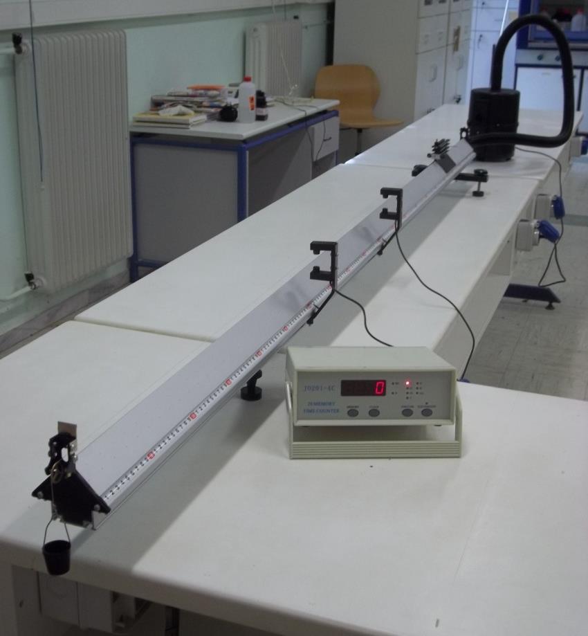 Η πειραματική διάταξη της άσκησης Η διάταξη της αεροτροχιάς απεικονίζεται στην παρακάτω εικόνα ().