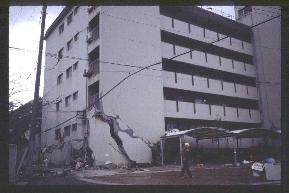 Primjeri oštećenja i urušavanja zgrada u potresu Kobe,