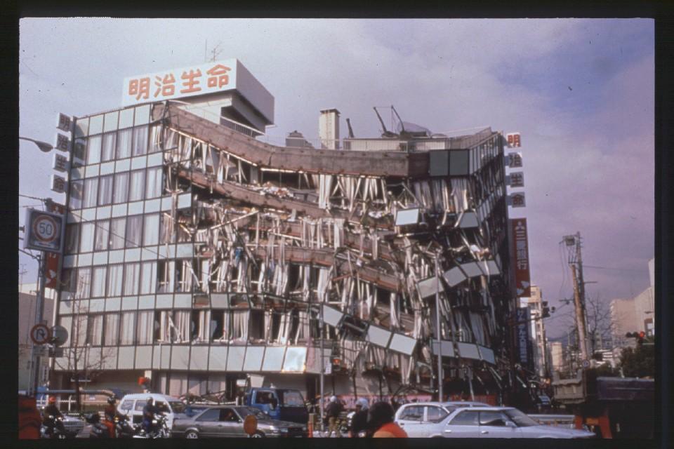 Primjeri oštećenja i urušavanja zgrada u potresu Kobe, Japan, 1995.