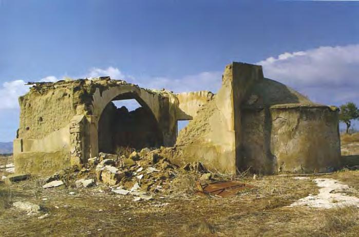 Ο κοιμητηριακός ναός του Αρχαγγέλου Μιχαήλ στο Τρίκωμο κατάρρευσε μετά τη λεηλασία που υπέστη.