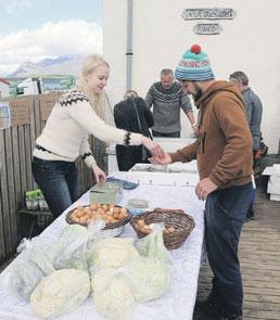 Landslag og veðurfar á Hjaltlandseyjum eru kjörlendi fyrir sögur um verur sem búa í sjónum, til dæmis var heill hópur af risum og tröllum rekinn út í sjó af öðrum tröllum.