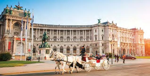 Η όμορφη βόλτα μας ξεκινάει από τα Ανάκτορα Hofburg.