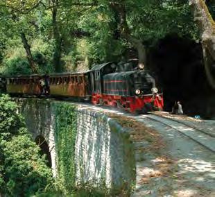 στάση στην Αγία Παρασκευή. Συνεχίζουμε για τα Αμπελάκια, χωριό που φημίζεται για τα σπουδαία αρχοντικά του καθώς γνώρισε πολύ μεγάλη οικονομική ανάπτυξη κατά το παρελθόν.