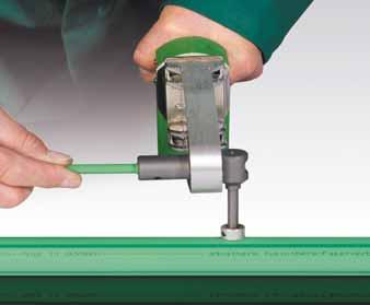 FUZIJA MOGUĆNOSTI POPRAVKA Mogućnosti popravka s aquatherm green pipe elektrospojnicom Na neispravnoj cijevi pod pravim kutom izrezati dio duljine najmanje 3-4 duljine spojnice Novi komad cijevi