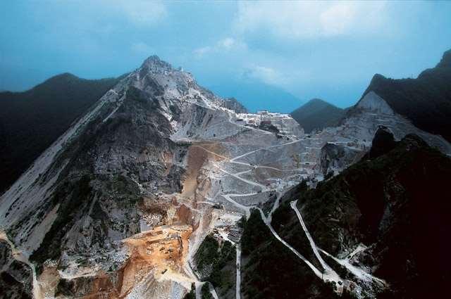 Λατομείο μαρμάρου, Carrara_Ιταλία πηγή : The Earth from the air 365 / 366 days