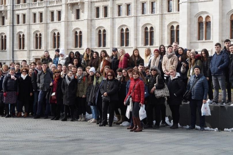 νεογοτθικό στυλ στις όχθες του ποταμού, με 611 δωμάτια, 268