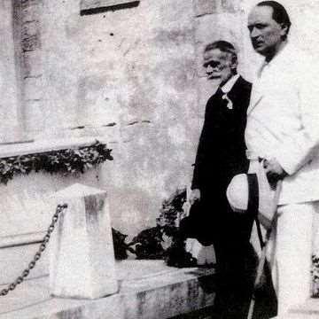 Ο Παλαμάς και ο Σικελιανός στον τάφο του Βαλαωρίτη, Λευκάδα 1925.