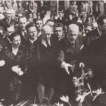 Ο Σικελιανός στην κηδεία του Παλαμά (28 Φεβρ. 1943). Πρώτη σειρά από αριστερά: Σπ. Μελάς, Μαρίκα Κοτοπούλη, Αγγ.