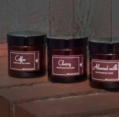 the Natural N Skincare S Choice CHERRY - Κεράσι Αυτό το χειροποίητο κερί σόγιας με άρωμα κεράσι έχει ένα ελαφρύ αλλά ζωηρό άρωμα ίδιο με