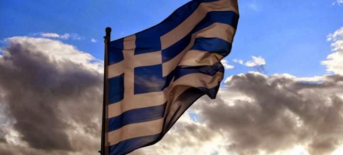 Ο διοικητής της Τράπεζας της Ελλάδος επισημαίνει σε συνέντευξή του στους Financial Times ότι «οι αγορές περιμένουν» να δουν αν η χώρα μας θα τηρήσει τις δεσμεύσεις της να εφαρμόσει πρόσθετα μέτρα, κι