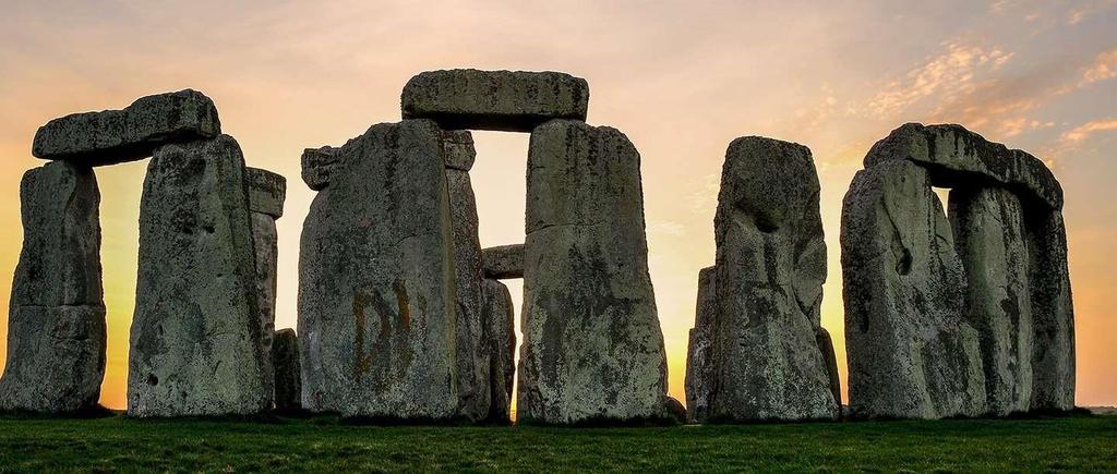 Stonehenge Τυλιγμένο στην αχλύ του μύθου, το Στόουνχετζ (Stonehenge) αντιστέκεται σε όλους: στον πανδαμάτορα χρόνο που τρεις χιλιετίες δεν του ήταν αρκετές για να λυγίσει τους πελώριους μεγαλίθους,