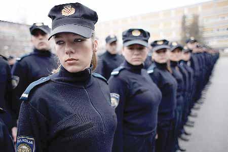 MUP Koordinacija sindikata MUP-a zadovoljna novim Zakonom o policiji Obavjeπtavamo vas da je danas, 11. oæujka 2011. godine u Hrvatskom saboru donesen novi Zakon o policiji.