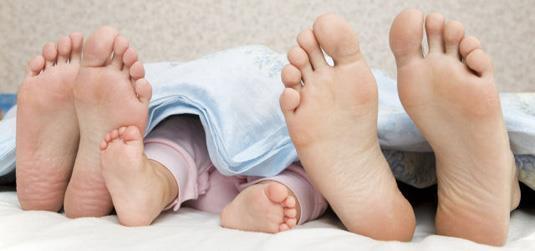 Co-sleeping, Bed Sharing Συγκοίμηση ή Co-sleeping Γονείς (ιδίως η μητέρα) και βρέφη (ή/και νήπια) κοιμούνται σε στενή κοινωνική
