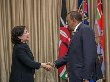 Η Α.Ε. ο Πρόεδρος της Κένυας, κος Uhuru Kenyatta, με την Πρέσβυ της Κίνας στην Κένυα, κα Sun Baohong.