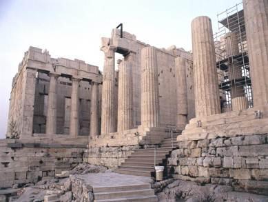 ΚΕΦΑΛΑΙΟ 4 ΑΚΡΟΠΟΛΗ ΑΘΗΝΩΝ Στο φυσικό βραχώδη λόφο της Ακρόπολης εγκαταστάθηκαν άνθρωποι ήδη από τους προϊστορικούς χρόνους, διαμορφώνοντας τον σε ισχυρό φρούριο που προστάτευε το ανάκτορο του