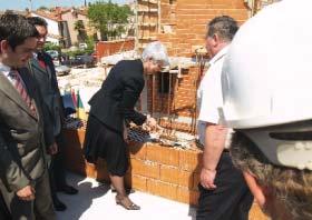 Gradiliπte je u utorak posjetila i obiπla potpredsjednica Vlade i ministrica obitelji, branitelja i meappleugeneracijske solidarnosti Jadranka Kosor, koja je u zgradu zazidala i jednu ciglu.